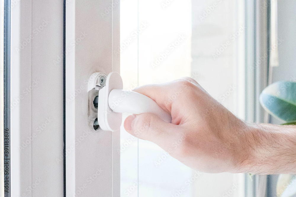 The hand opens a plastic window, the mechanism breaks The hand opens a plastic window, the mechanism breaks