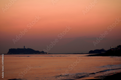 日没後の江の島 © Paylessimages