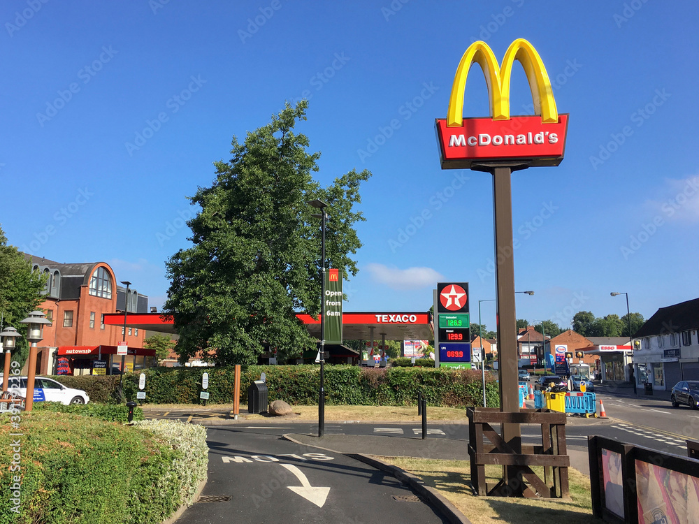Foto de Birmingham, UK June 29, 2018 McDonald's Restaurant and Drive
