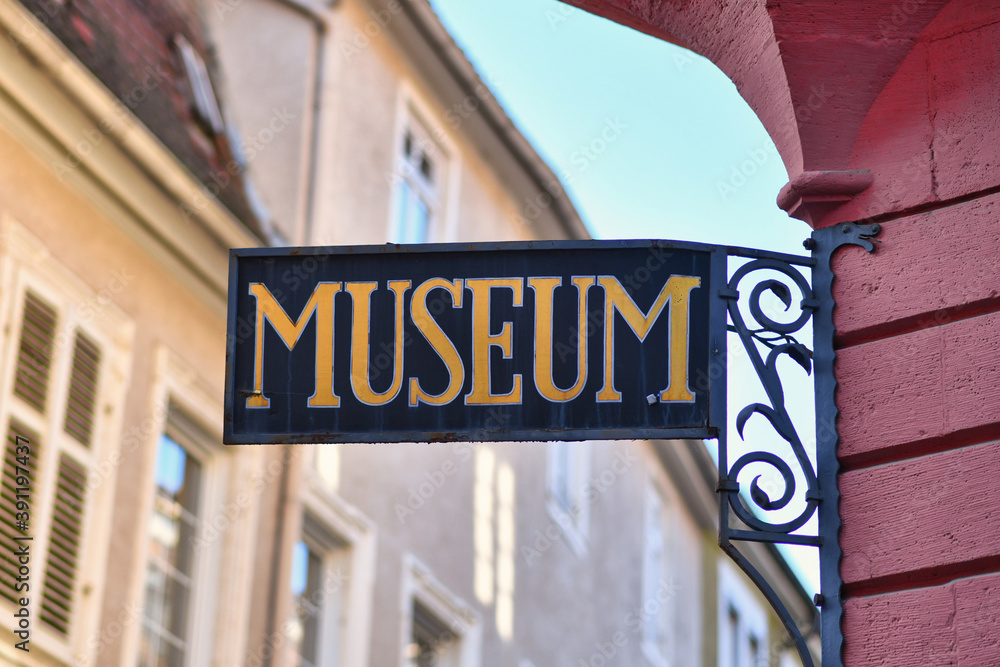 Obraz premium Museum street sign with golden letters on black board