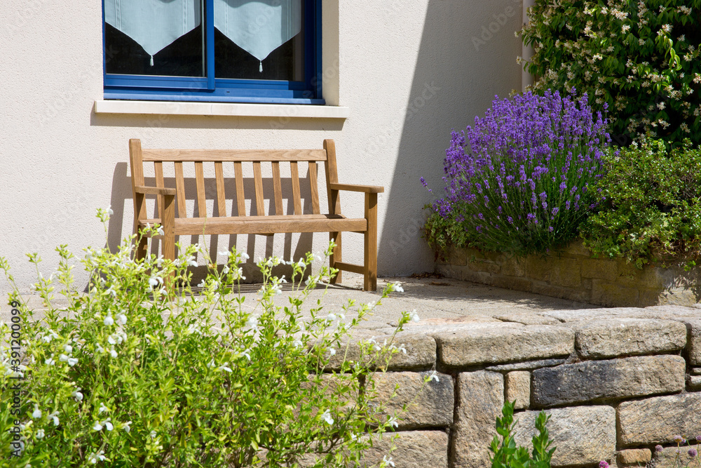 Petit banc en bois sur une terrasse, maison privé au printemps. Petit banc en bois sur une terrasse, maison privé au printemps.