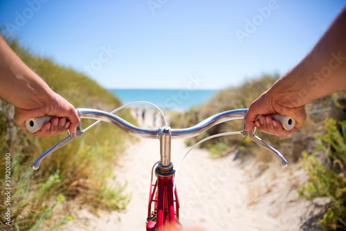 Balade en vélo dans les dunes en bord de mer. France. photo