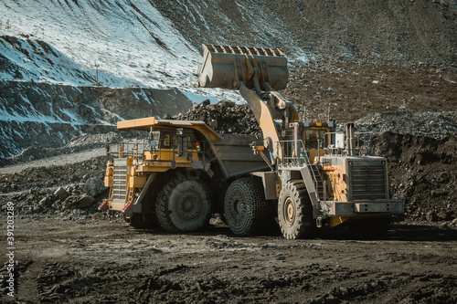 The wheel loader loads the ore into the mining dump truck. 