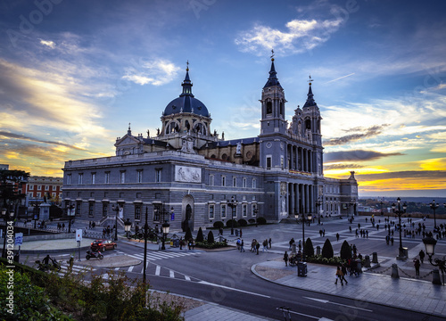Atardecer en la Catedral de la Almudena en Madrid,