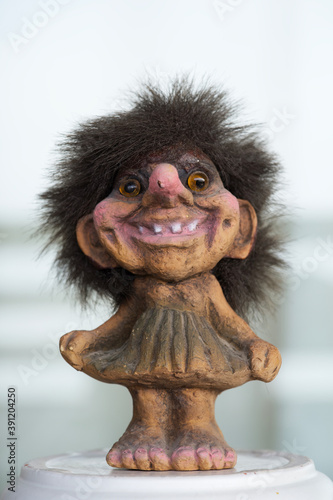 Fotografía macro de muñeco troll típico noruego. Souvenir,