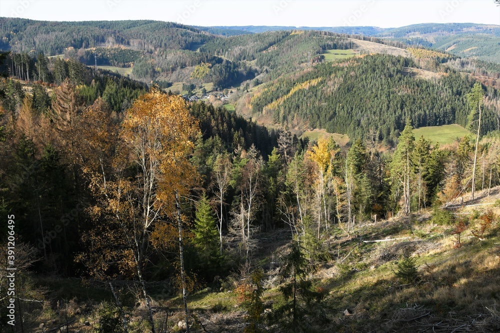 Landschaft  im Herbst im Thüringer Schiefergebirge -Herbstwanderung mit  Blick nach Königstal, Thüringen