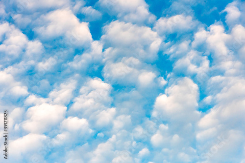 Landschaft Himmel mit Cumulus Schäfchenwolken #391211825