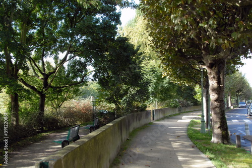 Fototapeta Ville de Champigny-sur-Marne, chemin de promenade en bords de Marne, département