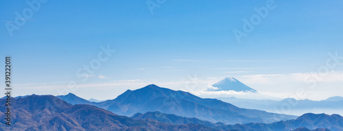 青空の富士山、金ガ岳（かながたけ）、曲岳（まがりだけ） © Takashi Images