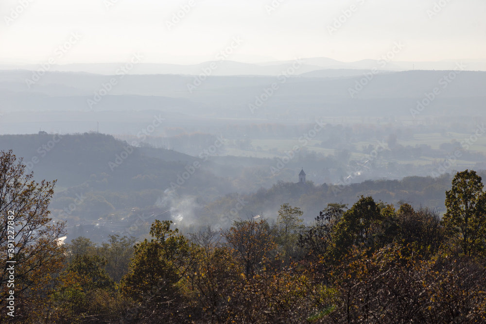 rauch und nebel im Tal in ungarn