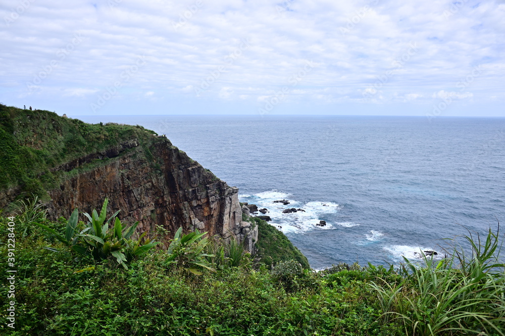 Longdong Bay Promontory is the largest bay on the Northeast Coast in Taiwan. It is favored with clear water and abundant marine life, including large numbers of colorful tropical fish.
