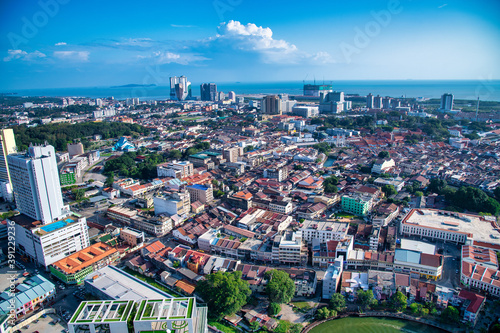 Fotografia MALACCA, MALAYSIA - DECEMBER 29, 2019: Amazing aerial city skyline on a beautifu