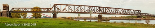 Panorama der Hochfelder Eisenbahnbrücke in Duisburg © mitifoto
