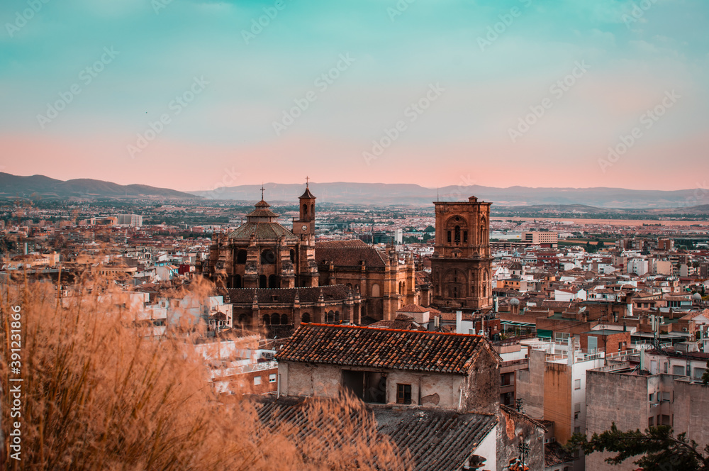 Calles y vista panorámica de la ciudad de Granada al sur de España durante la pandemia del coronavirus