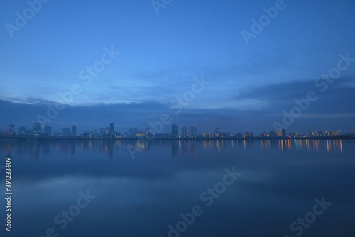 夜明け前の青い街 © Paylessimages