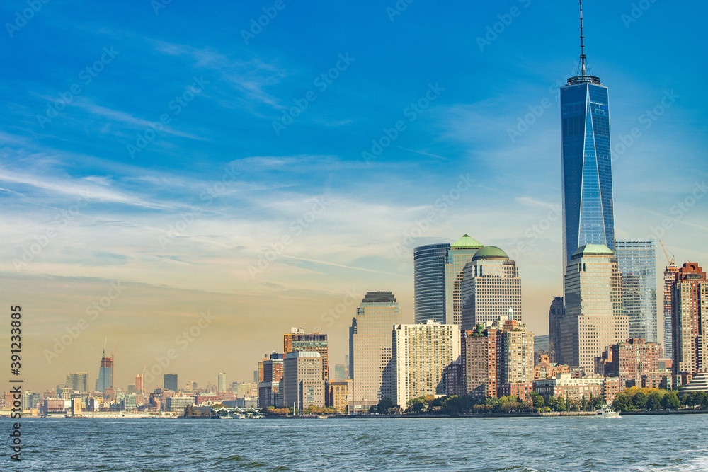 Obraz premium Amazing sunset colors of Lower Manhattan skyline from the ferry boat, New York City