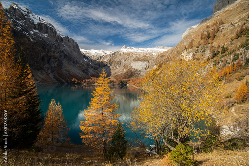 Fototapeta Naklejka Na Ścianę i Meble -  Lac de montagnes en automne avec les mélèzes jaune et un lac.