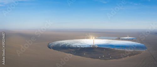 Foto aerial view of solar thermal power station