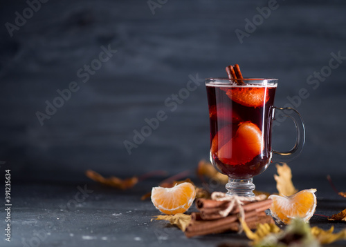 Konstfotografi Glass of mulled wine with tangerines, cinnamon and anise on the table with dry a