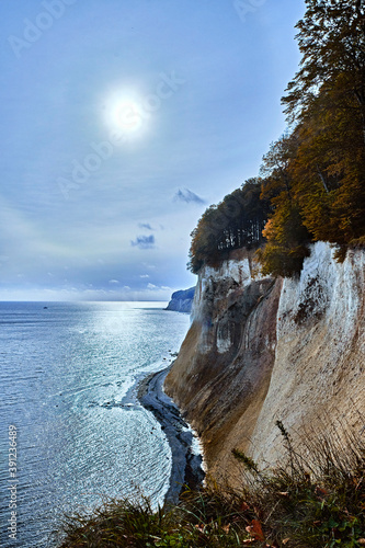 Blick auf die Ostsee mit der Kreideküste im Nationalpark Jasmund auf der Insel Rügen.