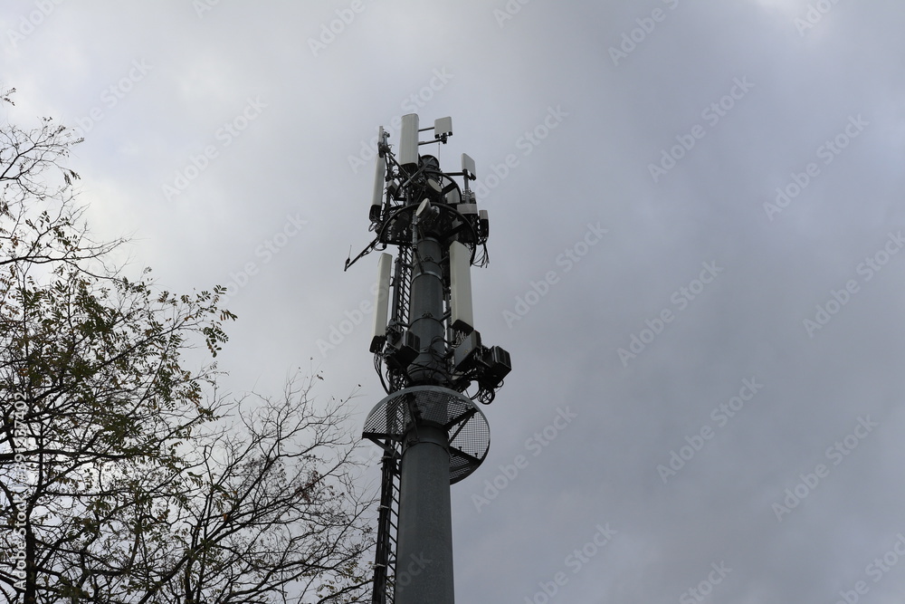 Antenne relais de téléphonie mobile 4G, ville de Corbas, département du Rhône, France