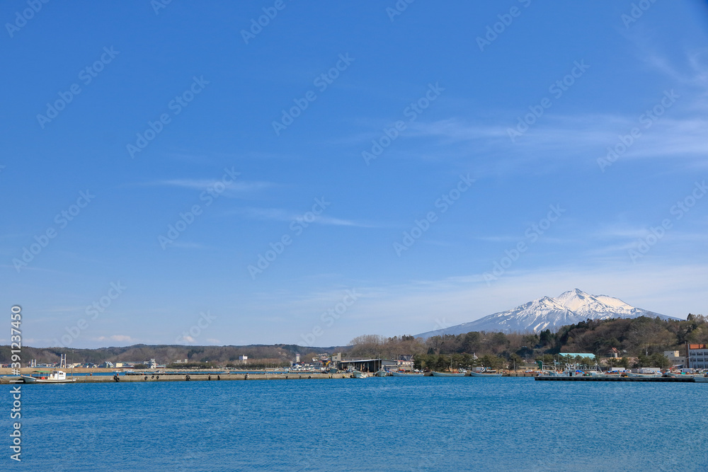 鯵ヶ沢漁港と岩木山
