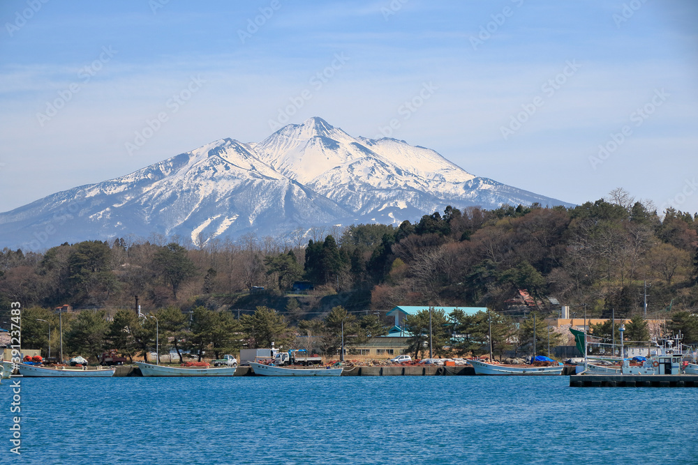 鯵ヶ沢漁港と岩木山