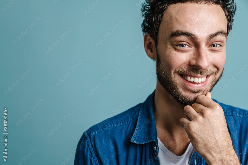 Obraz premium Happy handsome guy smiling and looking at camera