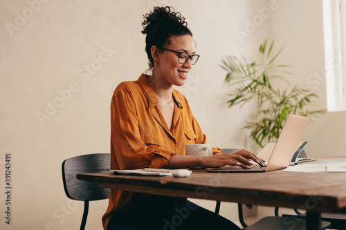 Foto Woman working from home office