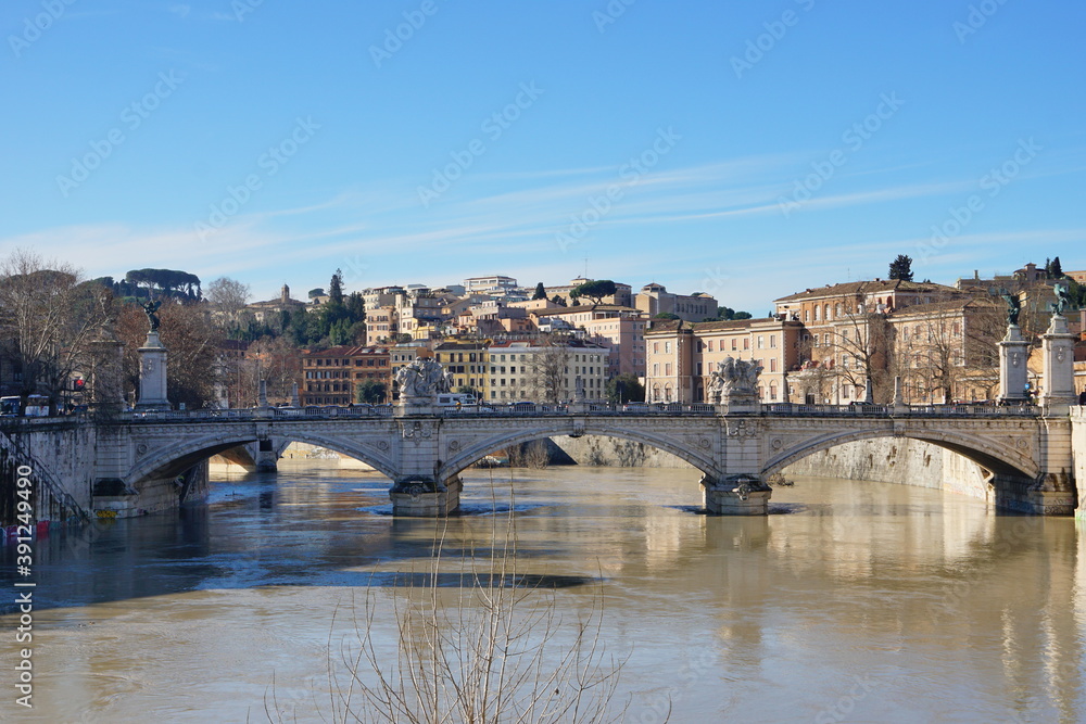 Die historische Engelsbrücke über den Tiber in Rom - Pons Aelius - Ponte Sant’Angelo