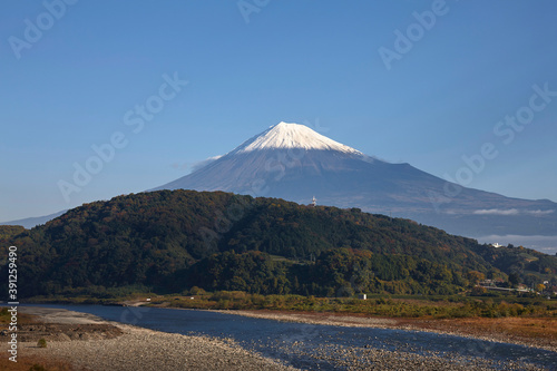 富士川と富士山 © Paylessimages