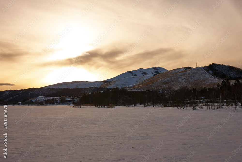 冬の白樺湖の夕暮れ