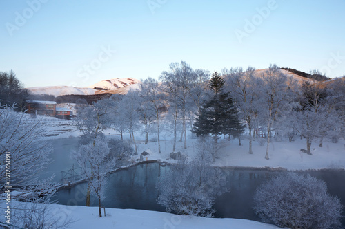 早朝の冬の白樺湖