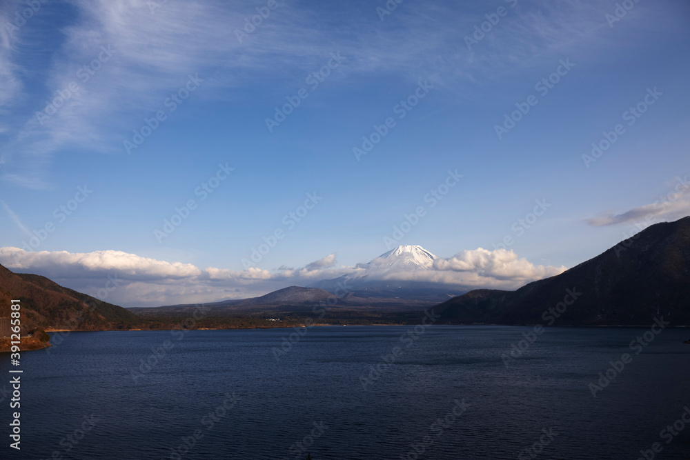 本栖湖から望む富士山