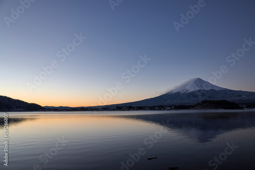 河口湖から望む富士山の夜明け © Paylessimages