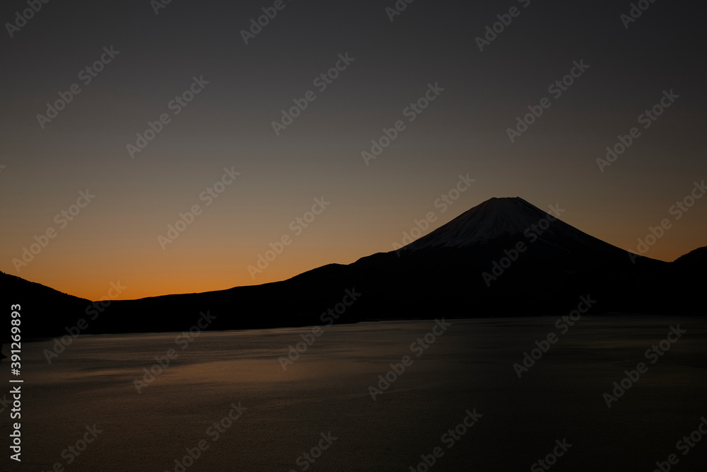 本栖湖から富士山の日の出