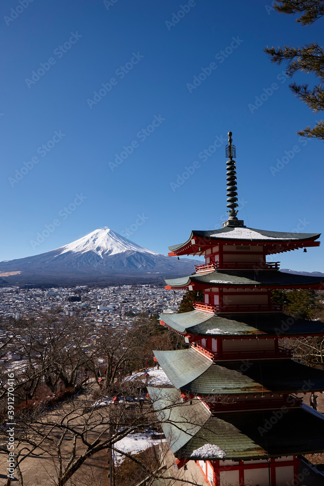 新倉山浅間公園忠霊塔と富士山
