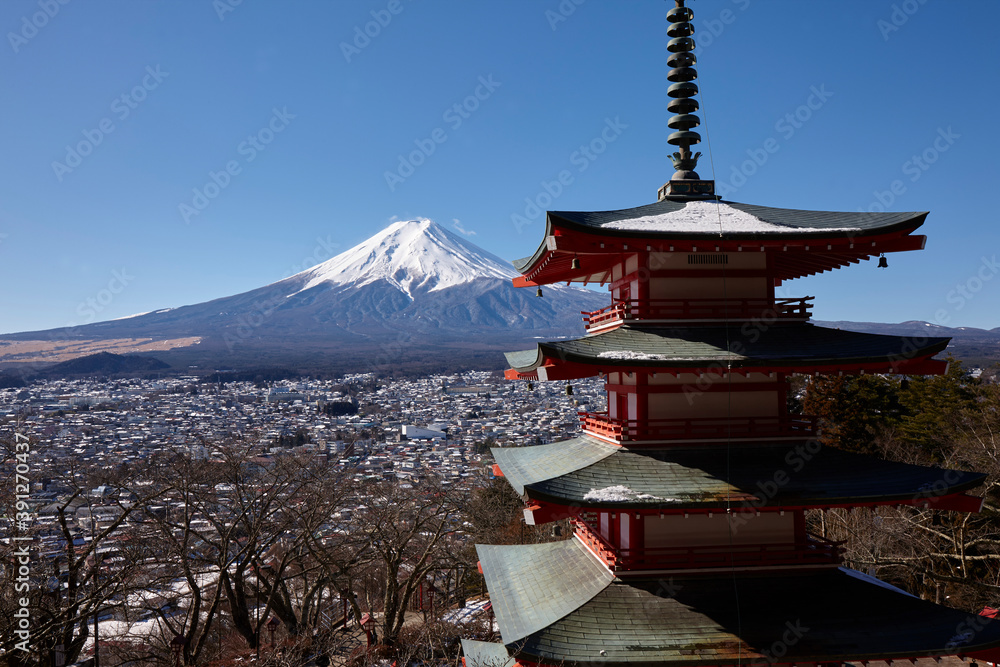 新倉山浅間公園忠霊塔と富士山