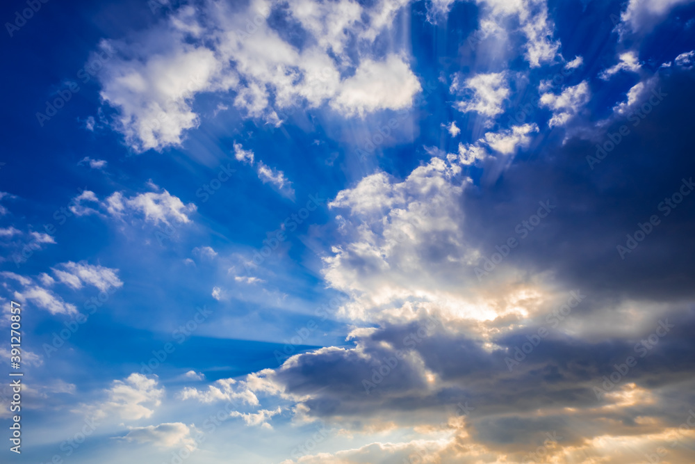 【自然風景】青空の雲の隙間から太陽光が差し込む様子　光芒　背景素材
