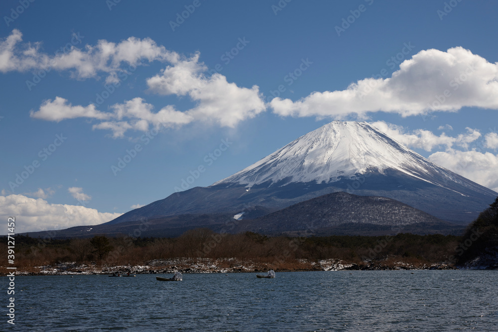 精進湖から望む富士山