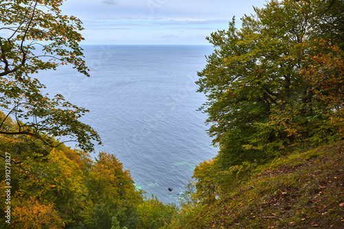 Blick auf die Ostsee mit der Kreideküste im Nationalpark Jasmund auf der Insel Rügen. photo