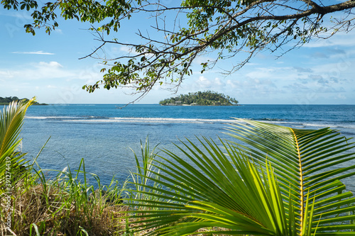 Einsame Lagune am karibischen Meer mit Blick auf das t  rkise Wasser und eine einsame Insel  Urlaubsspa   im Familienurlaub