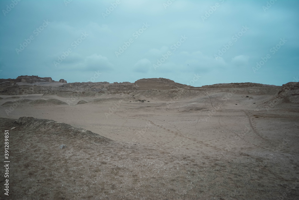 Pachacamac es un sitio arqueológico ubicado en la margen derecha del río Lurín, muy cerca del océano Pacífico y frente a un grupo de islas homónimas.