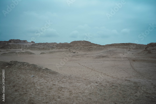 Pachacamac es un sitio arqueol  gico ubicado en la margen derecha del r  o Lur  n  muy cerca del oc  ano Pac  fico y frente a un grupo de islas hom  nimas.