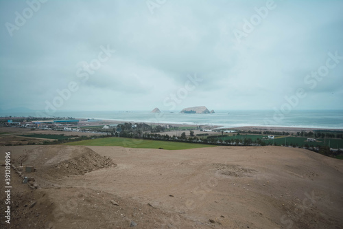 Pachacamac es un sitio arqueol  gico ubicado en la margen derecha del r  o Lur  n  muy cerca del oc  ano Pac  fico y frente a un grupo de islas hom  nimas.