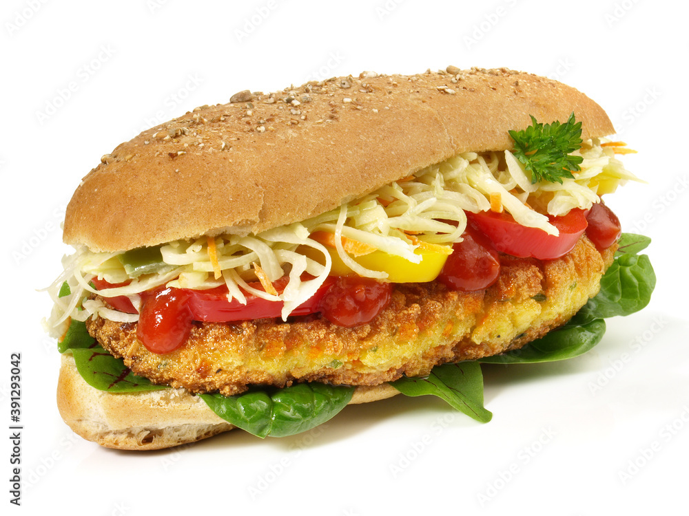 Vegetarisches Brötchen mit Salat isoliert auf weißem Hintergrund Vegetarisches Brötchen mit Salat isoliert auf weißem Hintergrund