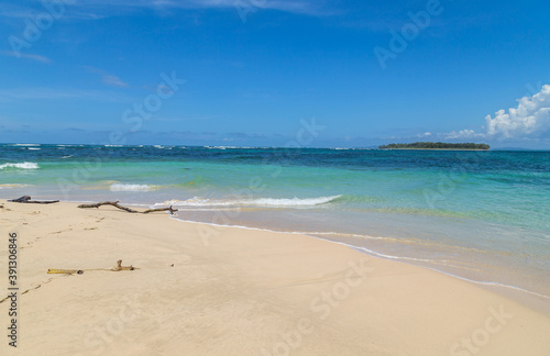 Fototapeta Naklejka Na Ścianę i Meble -  beach with an island in Panama