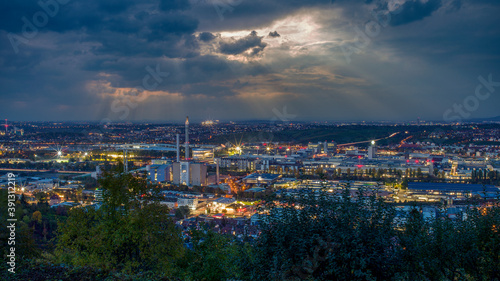 Stuttgart bei Nacht vor dramatischem Himmel