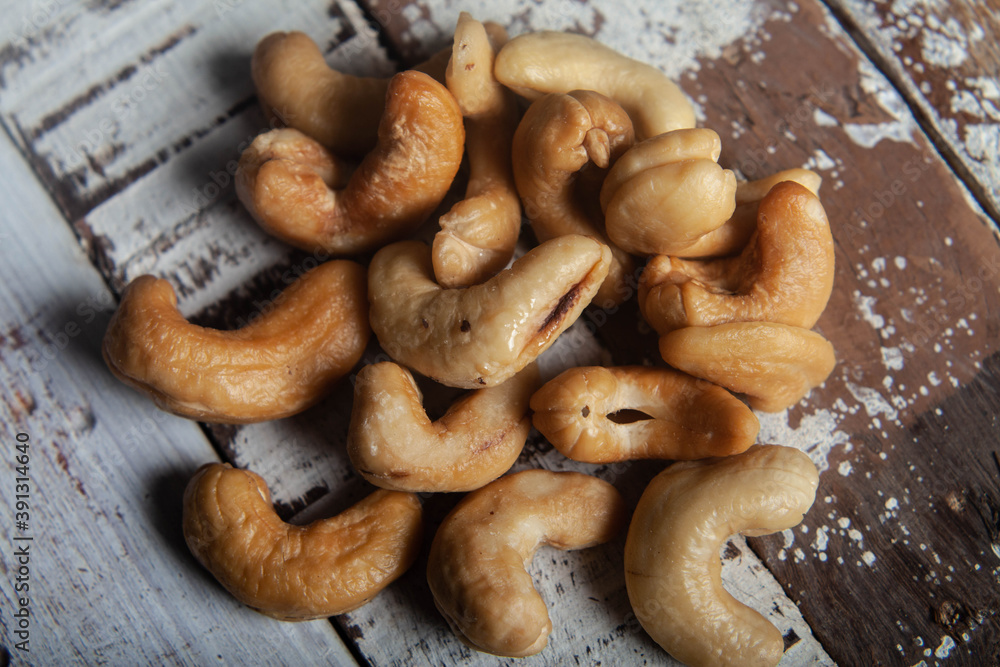 castanha de cajú em um fundo de madeira