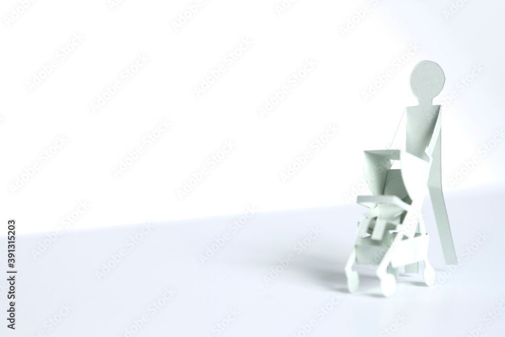 ペーパークラフトのベビーカーと人